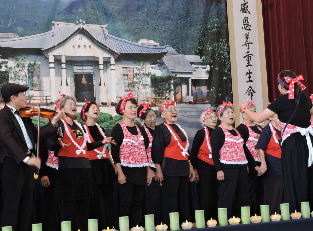 由一群平均年齡90歲的長者們所組成的千歲天團，用歌聲高唱「感謝天感謝地」，畫面動人。