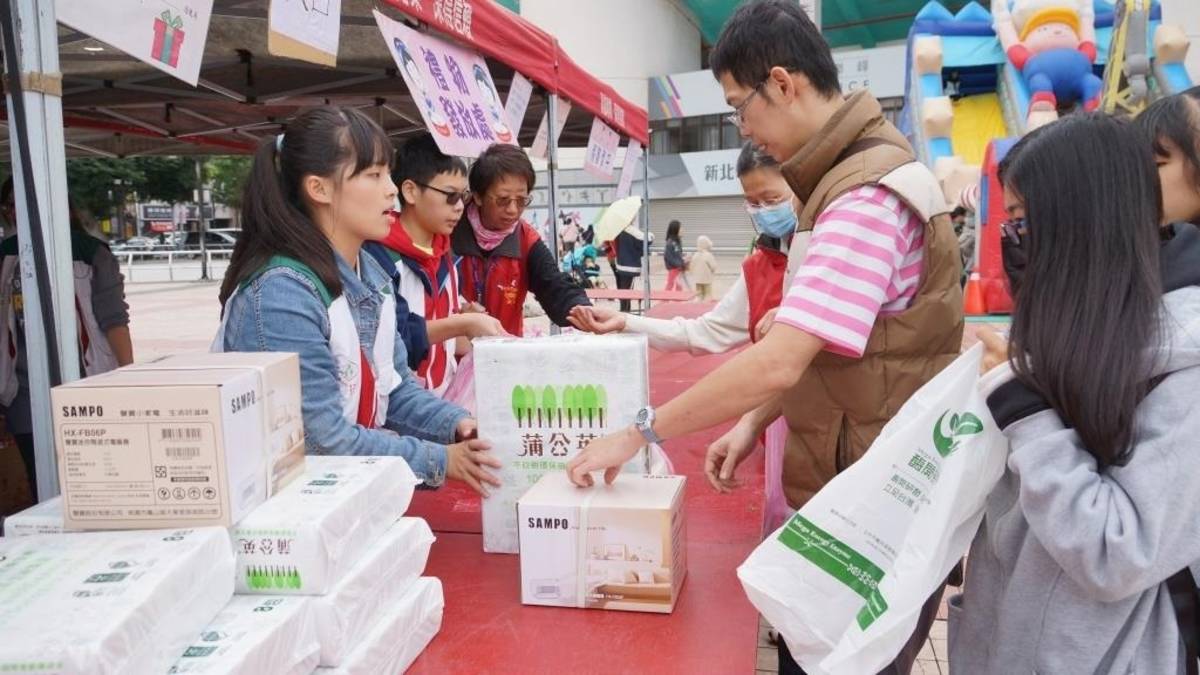 家扶感謝愛心企業、團體及委員的支持與投入，讓近2000戶受助家庭約4000人園遊會歡樂，每戶家庭帶回電暖器和民生物資。