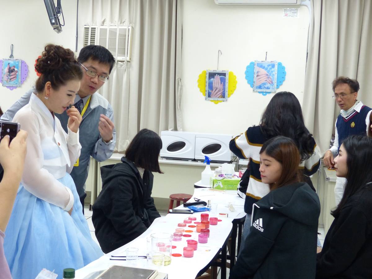 韓國國際美容家總聯合會代表(左1)參訪明新科大妝品學程