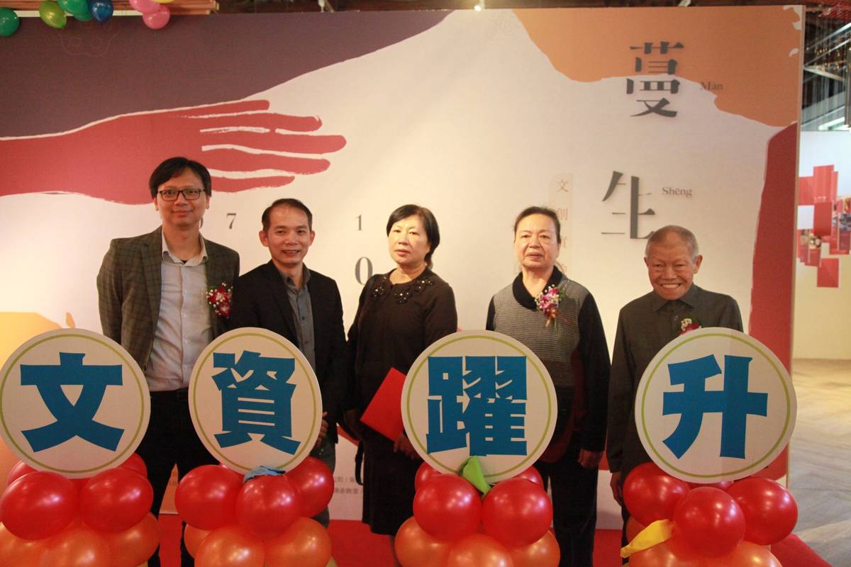 文資局張仁吉副局長(左2)與文資保存者(左345)合影