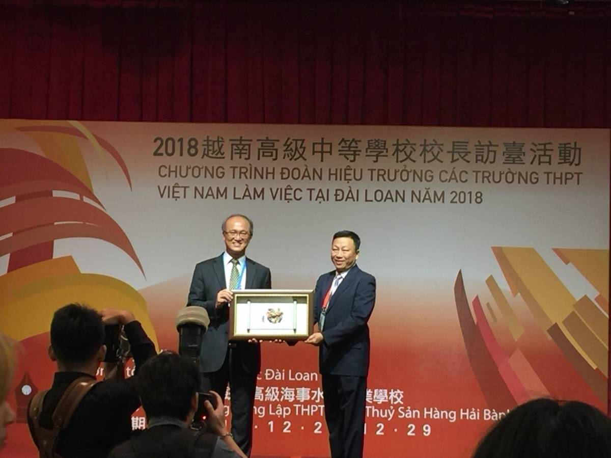 (左起)教育部次長林騰蛟及越南胡志明市教育廳專員蔡春榮(Thái Xuân Vinh)簽定合作備忘錄