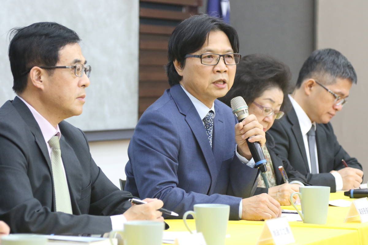 教育部部長葉俊榮說明教育部"勉予同意"發聘書給管中閔