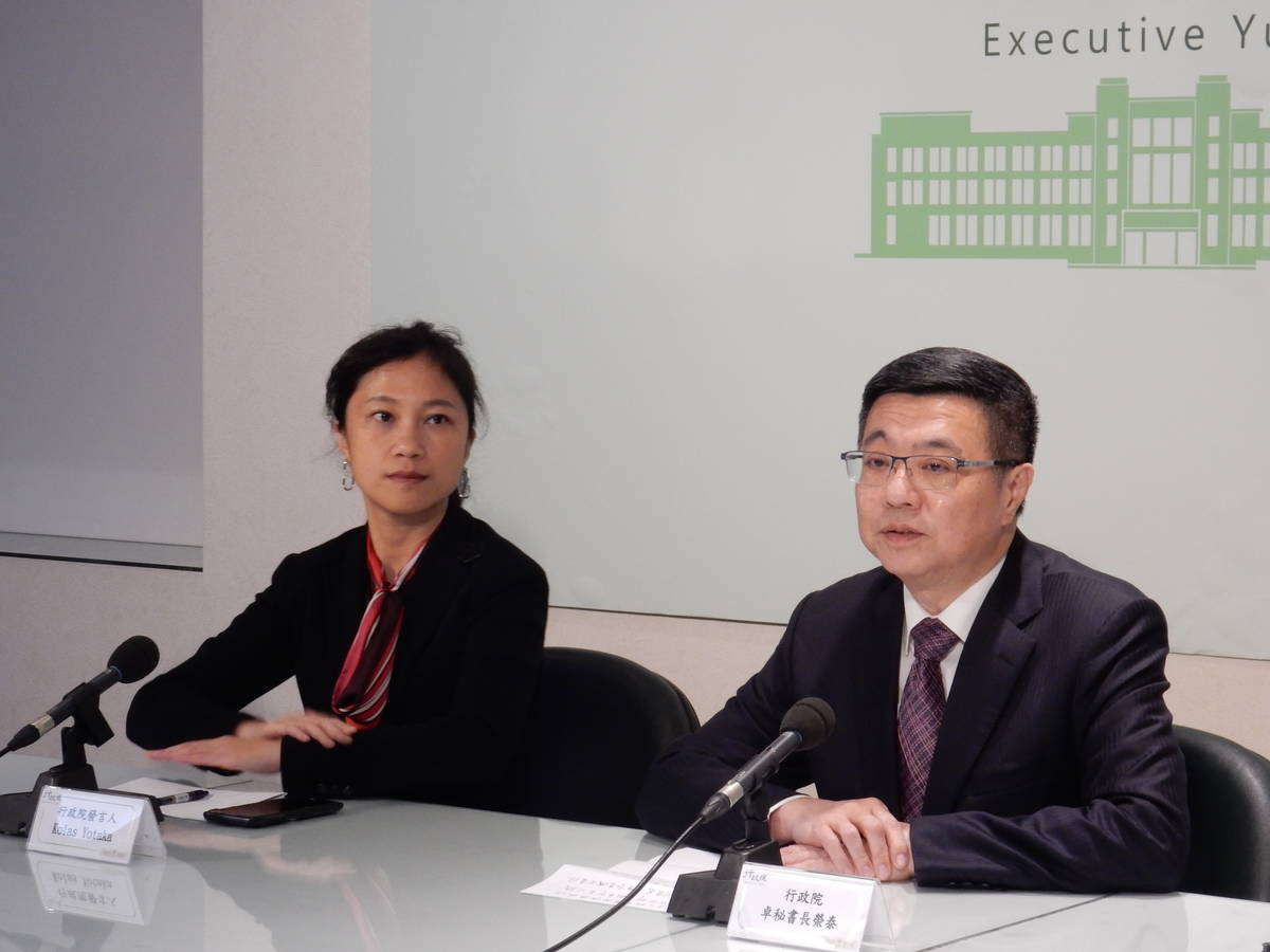 行政院秘書長卓榮泰(右)、發言人Kolas召開記者會。