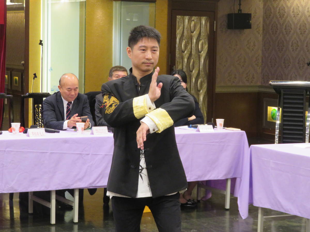 詠春散打冠軍黎懿徵示範招式