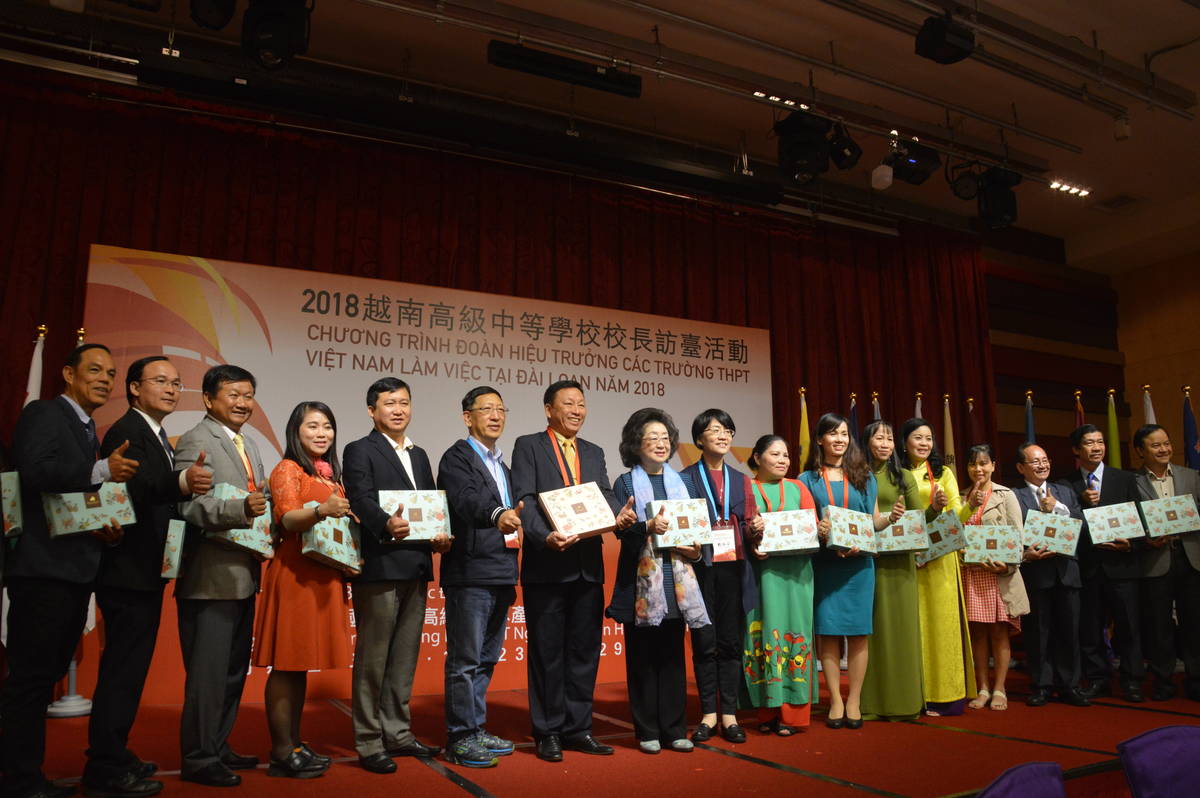 教育部范巽綠政次和越南校長訪問團合影