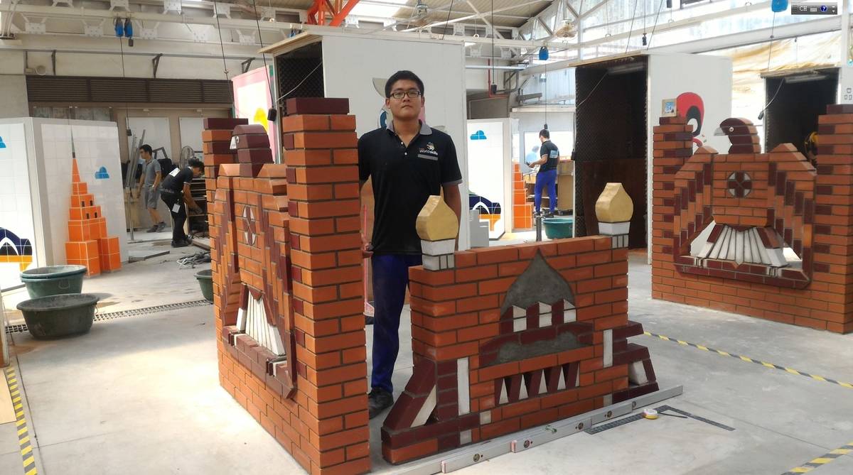 砌磚職類正取國手--建築科張翔舜同學及其競賽作品。