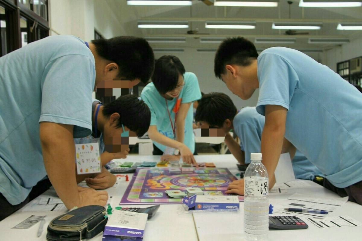 臺中科技大學保金志工隊將理財知識融入桌遊，讓小朋友更了解理財概念。