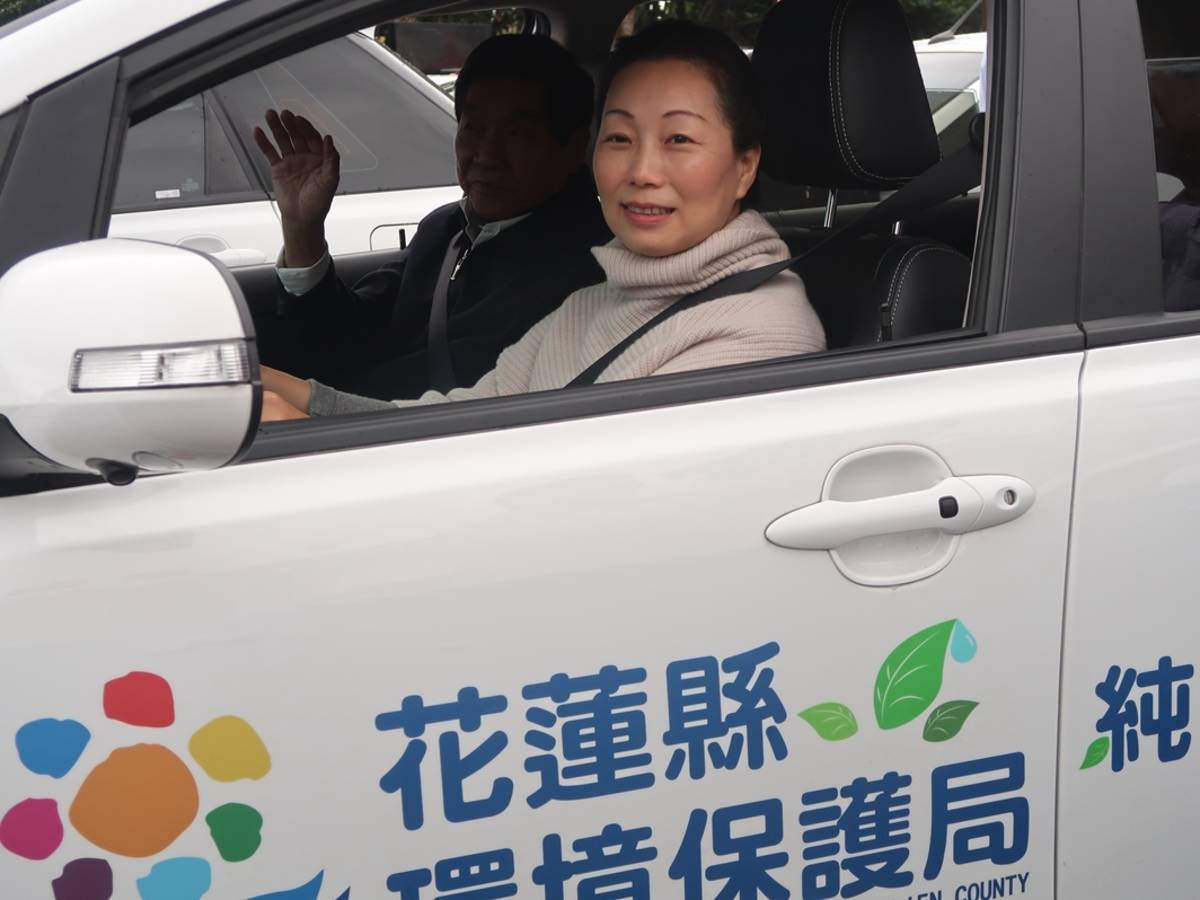 花蓮縣長試駕環保電動車