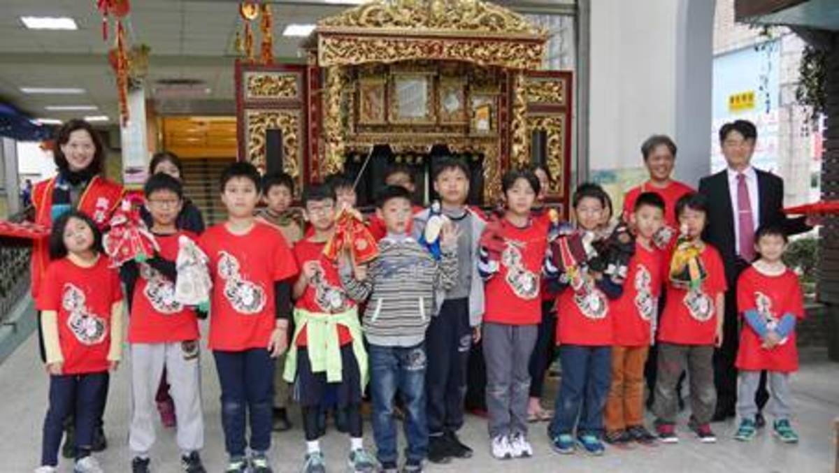 興隆國小表演布袋戲，將傳統文化傳承下來
