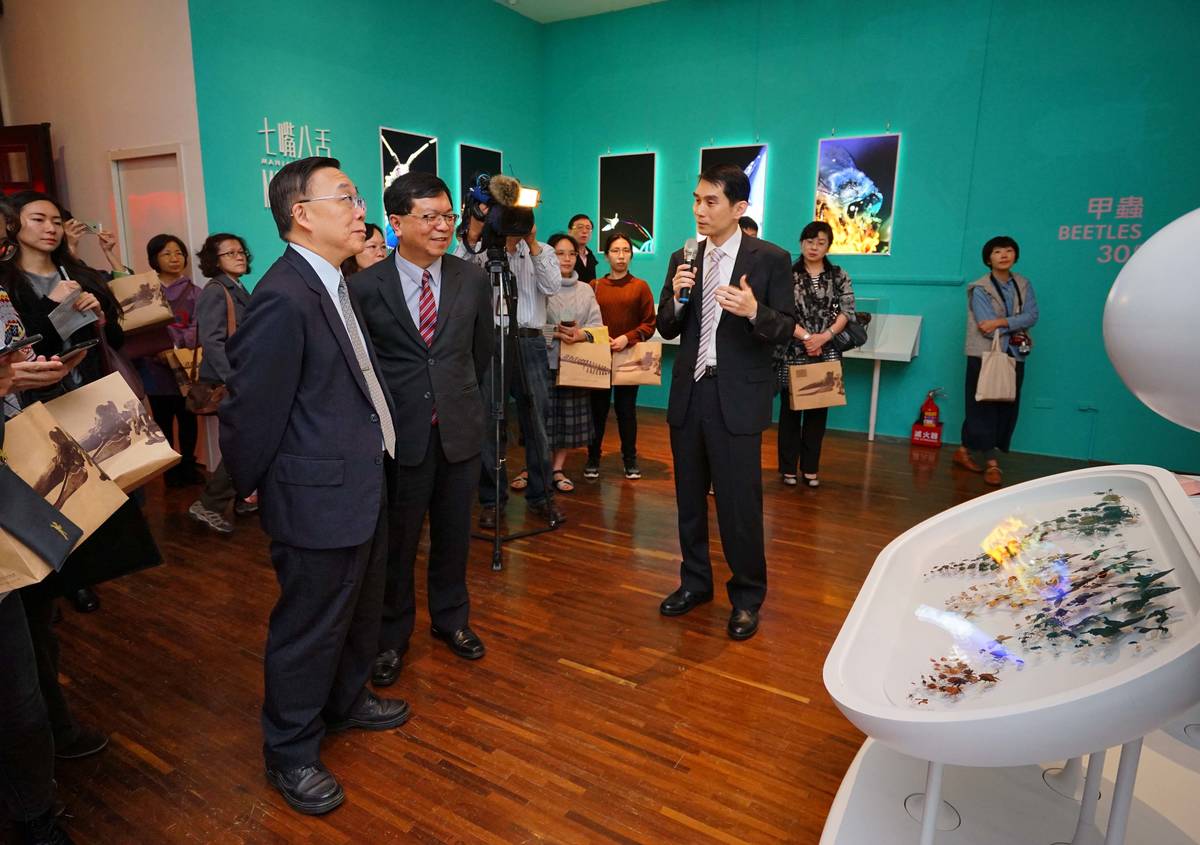 策展人蔡志偉導覽昆蟲星球(台博館提供)