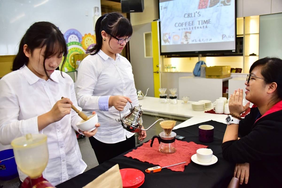 烘豆、手沖、拉花樣樣，東大文休系展現咖啡專業知識。
