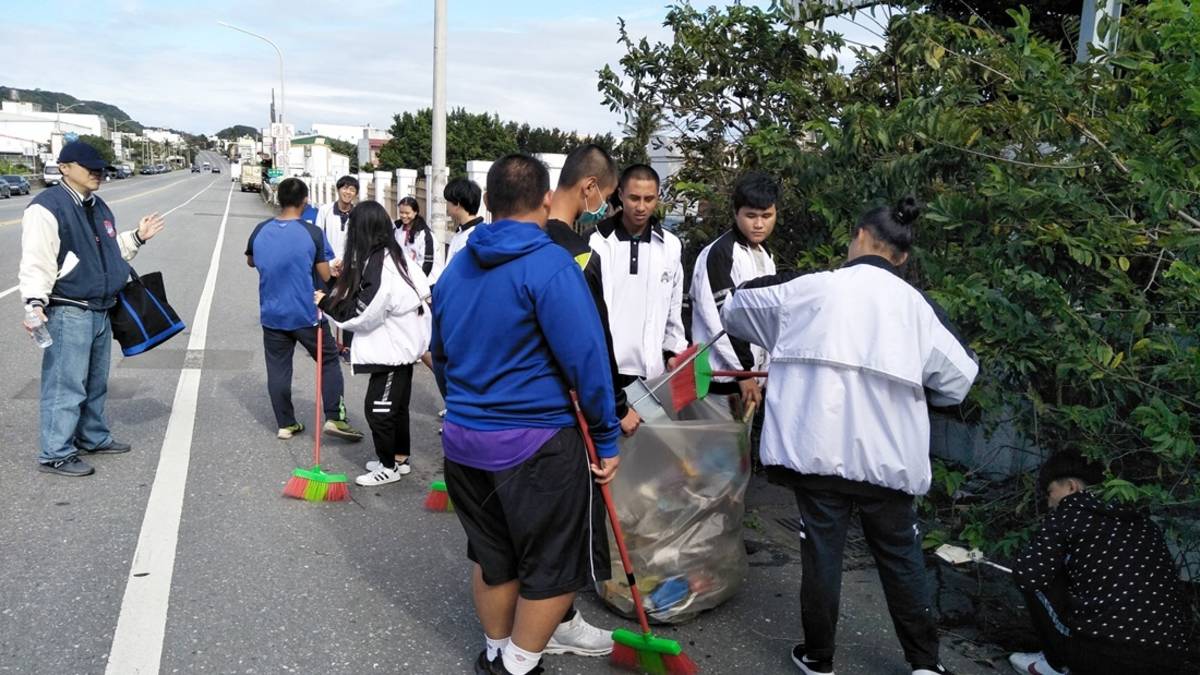 連假後街邊垃圾多 成功商水師生社區掃街獲居民好評