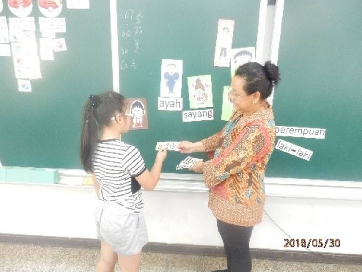金門縣烈嶼鄉西口國小印尼語李麗美老師課堂與學生互動