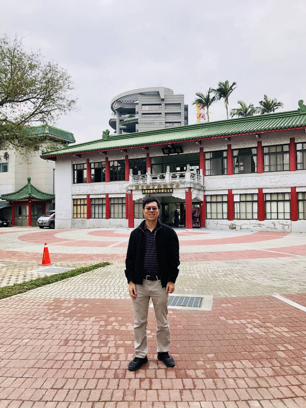 何信翰教授歡喜來教育廣播電台開講。