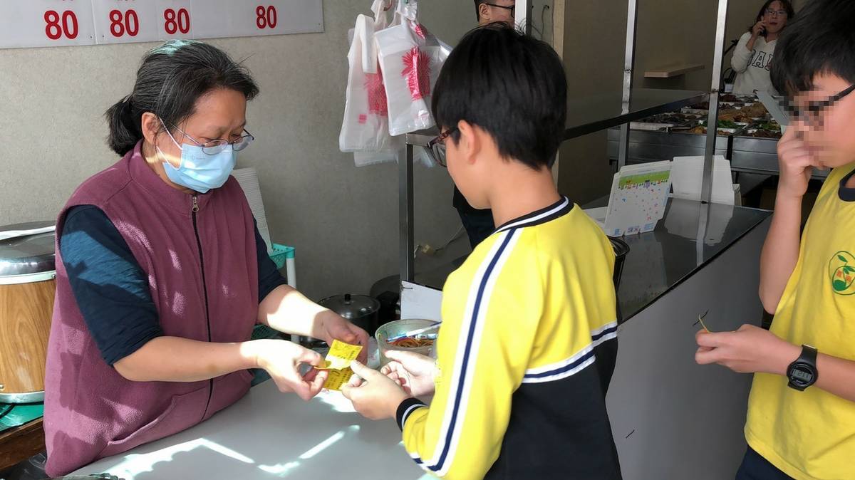 三元便當店老闆娘總是給孩子滿滿的餐點，讓孩子吃飽。(義興國小提供)