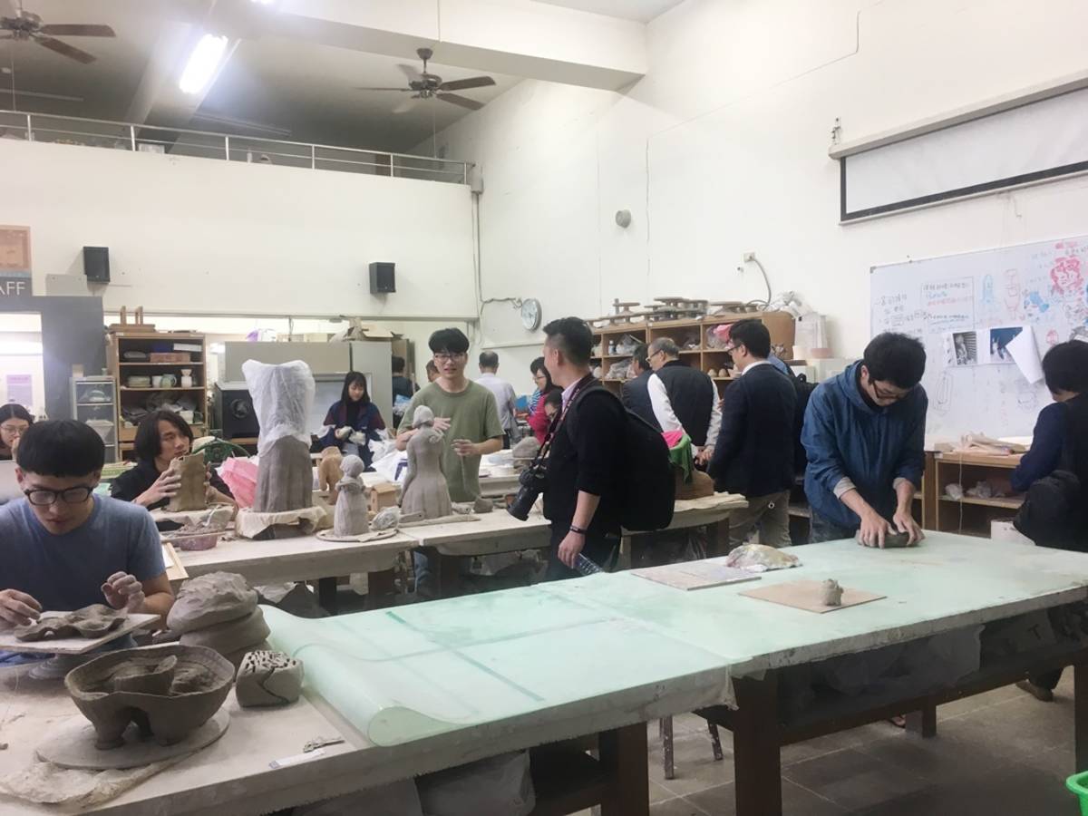 參訪團隊體驗東大數位媒體與文教產業學系及美術產業學系教學成果。