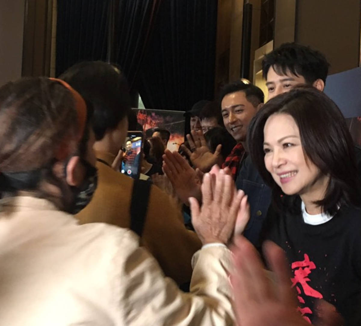電影賀歲片《寒單》主要演員楊貴媚、男主角胡宇威、鄭人碩等人，在特映會中與觀眾擊掌。