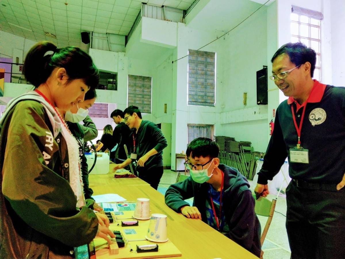科普闖關活動到臺東 近百學子齊聚東女玩科學