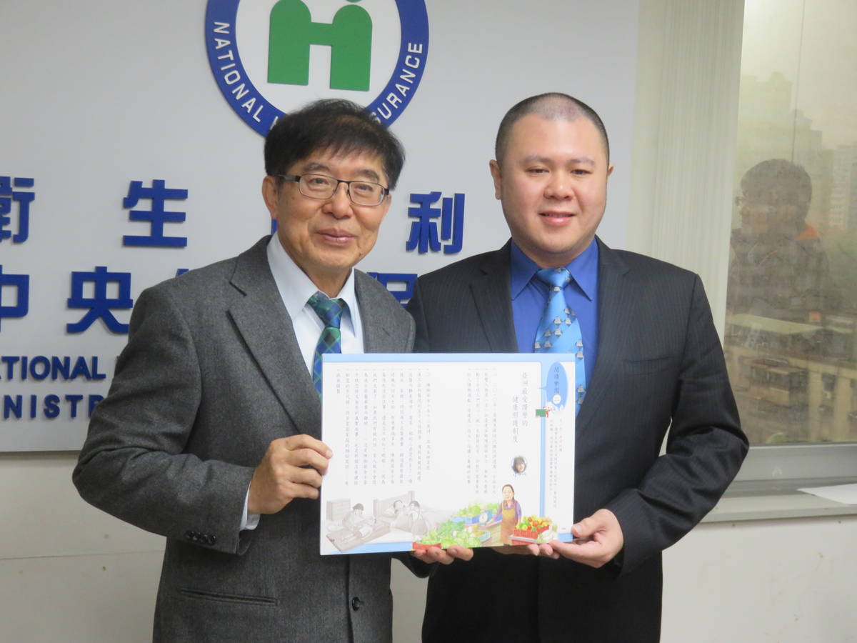 健保署長李伯璋(左)、翰林出版公司總經理陳彥良(右)與健保教育課文合影