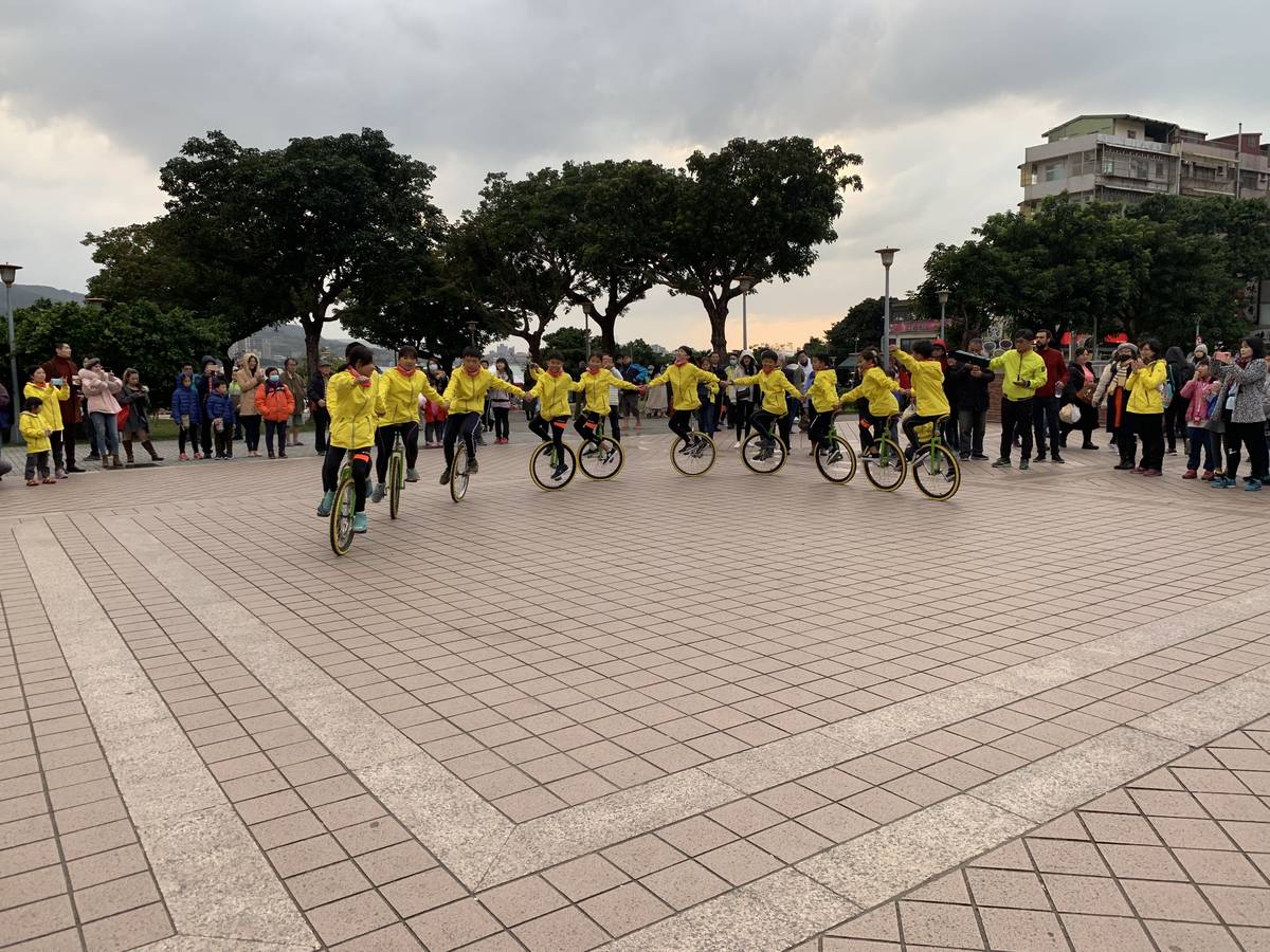 高雄市翁園國小獨輪車隊在淡水捷運站示範獨輪車