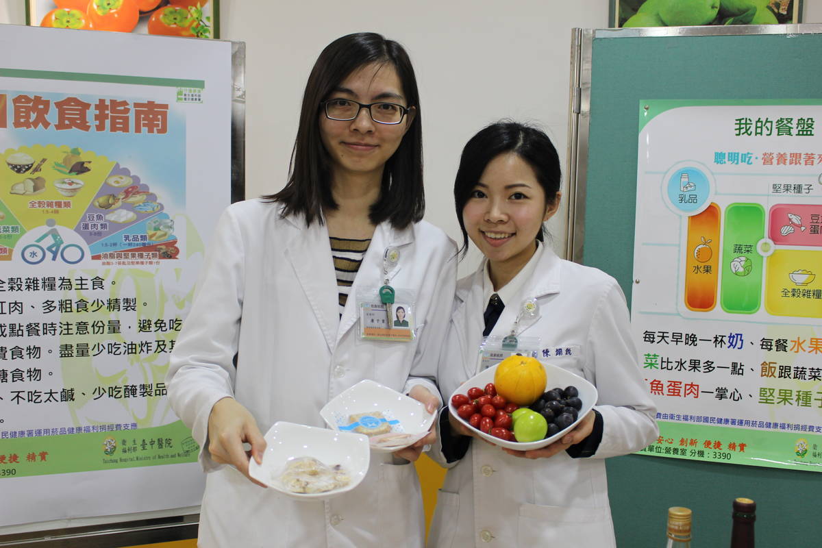 圖說 臺中醫院營養師提醒民眾，過年期間如要食用點心應注意份量