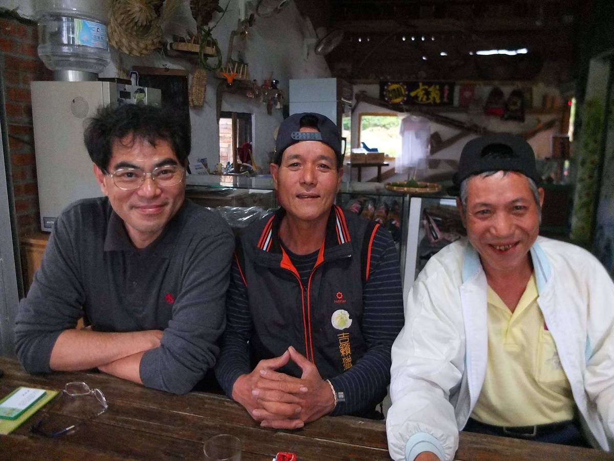 檳榔兄弟與劉智濬老師(左)