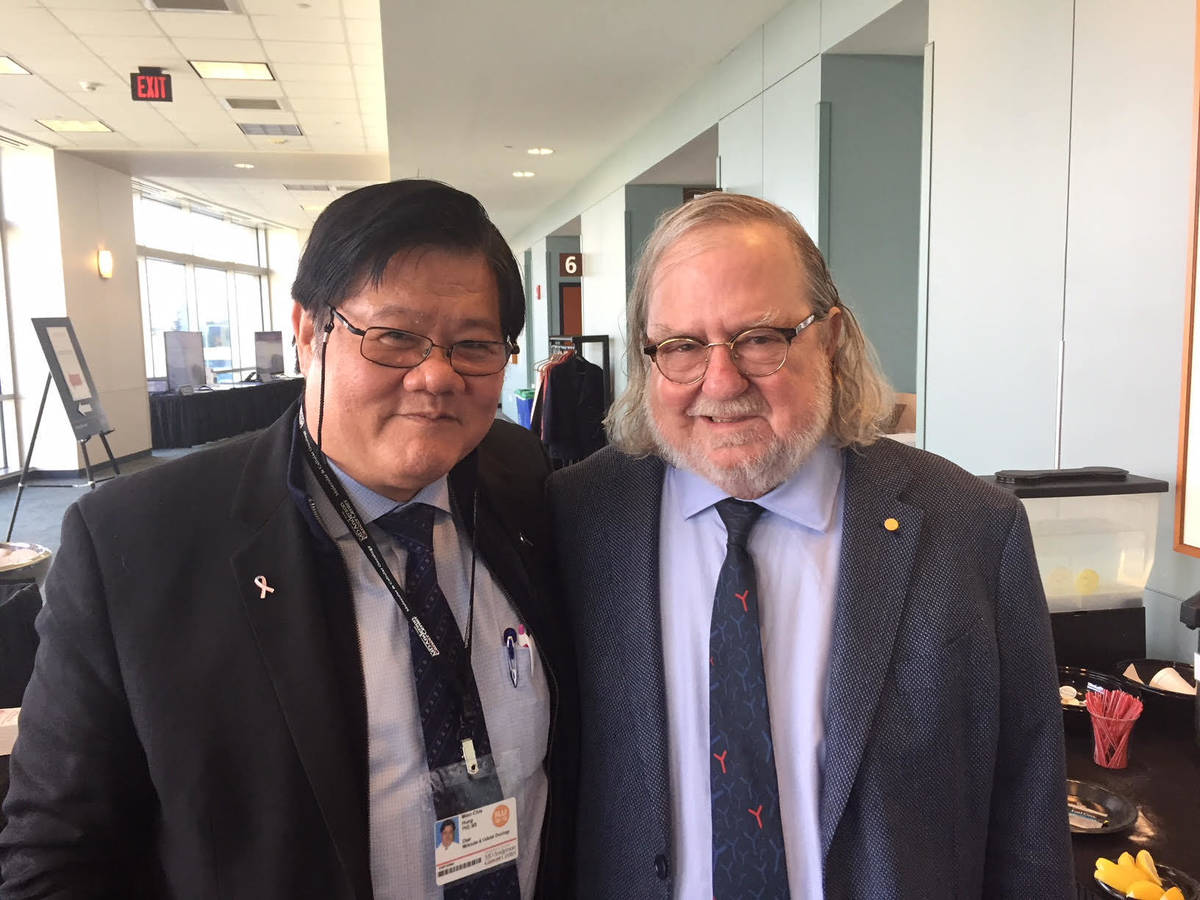 洪明奇院士(左)接任中國醫藥大學校長,