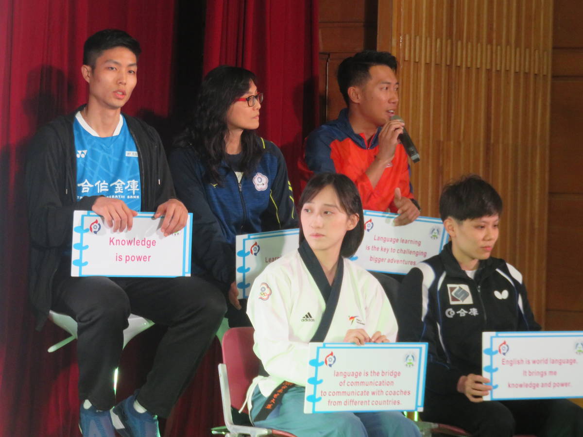極地超馬選手陳彥博(後右)分享國際賽事的英語經驗
