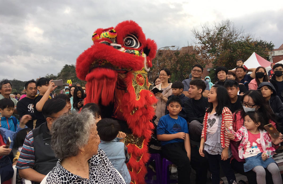 「民俗藝陣會師在臺東」活動中，喜獅走入人群中向大家拜年，民眾都相當驚喜。