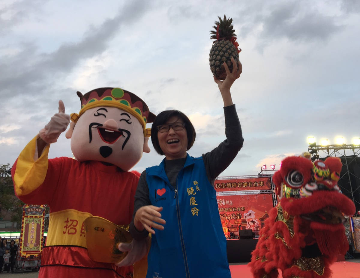 臺東元宵節慶觀光系列活動在南京路廣場盛大舉辦，饒縣長接下喜獅送的「旺來」，高興的和財神爺合影。