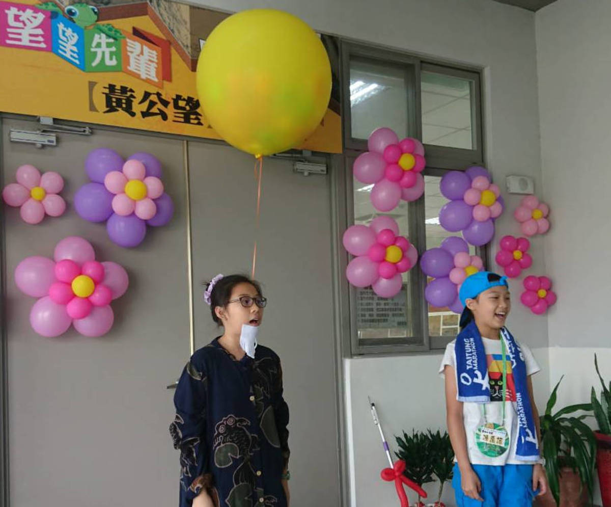「望望先輩－黃公望大師的山水探險」開幕活動，由寶桑國小兩位故事小精靈演說黃公望大師的故事揭開序幕。