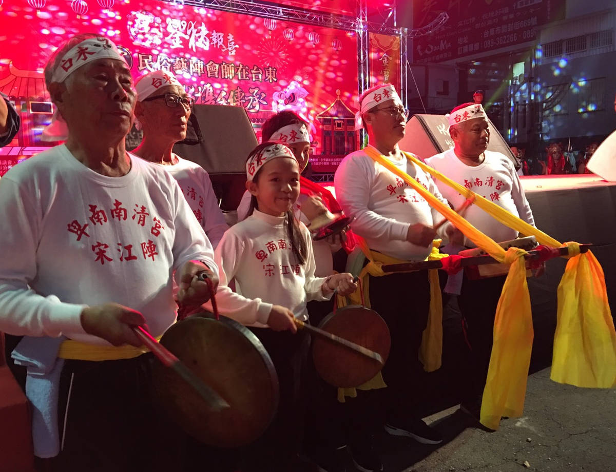 卑南南清宮宋江陣兼負文化傳承使命，年齡層包含老中青三代，最小的只有八歲。