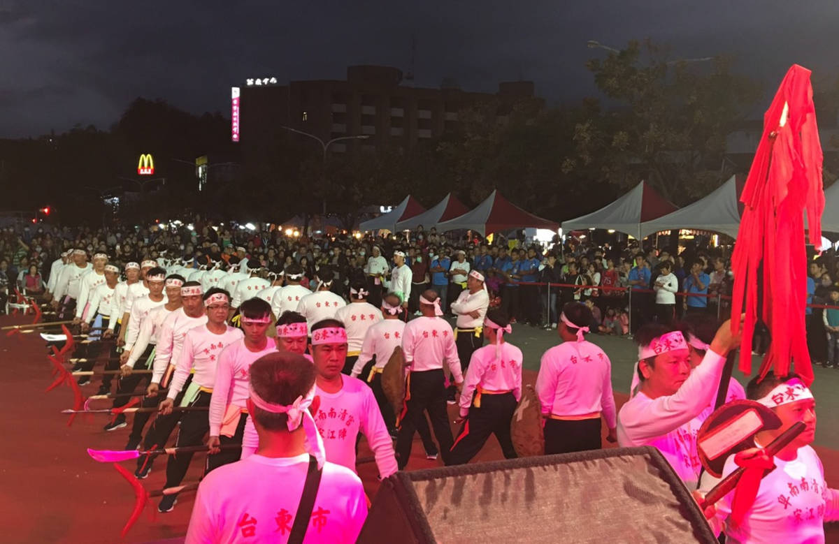 南清宮宋江陣的蜈蚣陣聲勢浩大