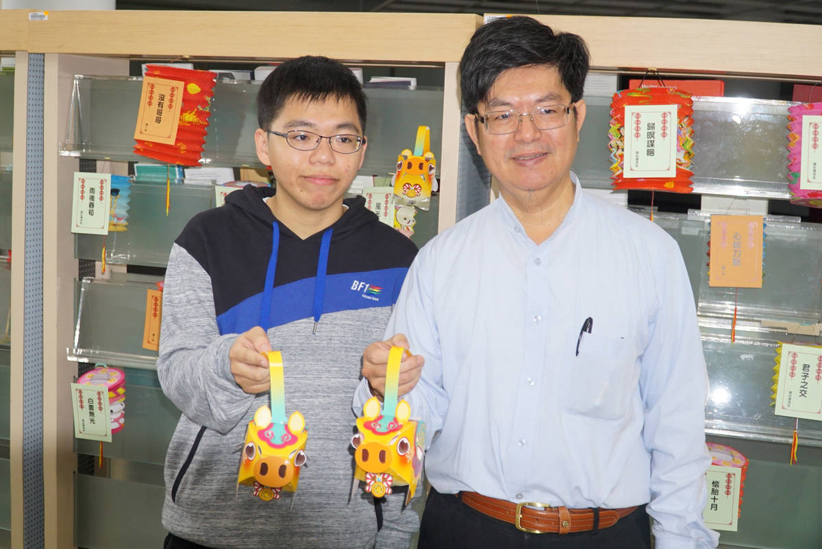 大葉大學圖書館主辦猜燈謎送DIY福氣豬紙雕花燈