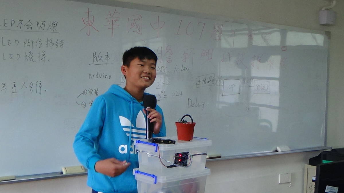 學生向大家介紹作品並分享研習的心得