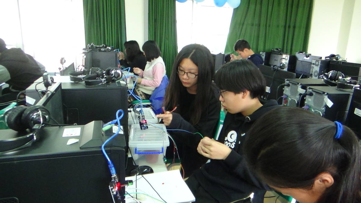 國中學生在老師指導下自己動手組裝各個模組