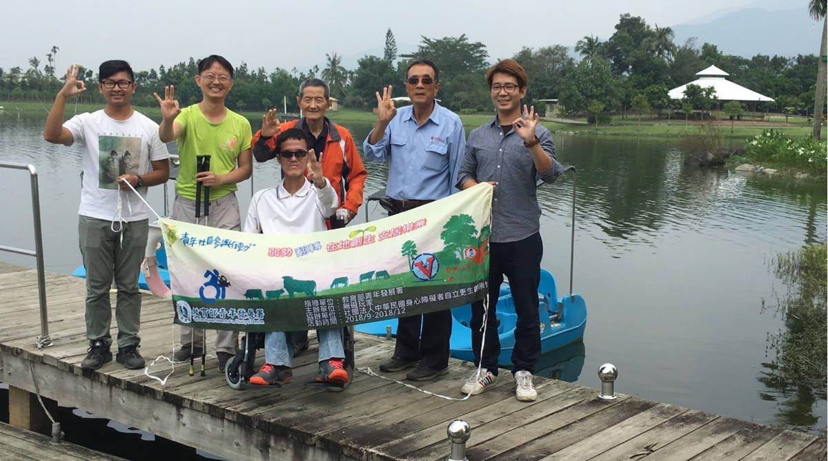 團隊與農場主人洽談合作，希望將農場打造成無障礙空間的行動空間