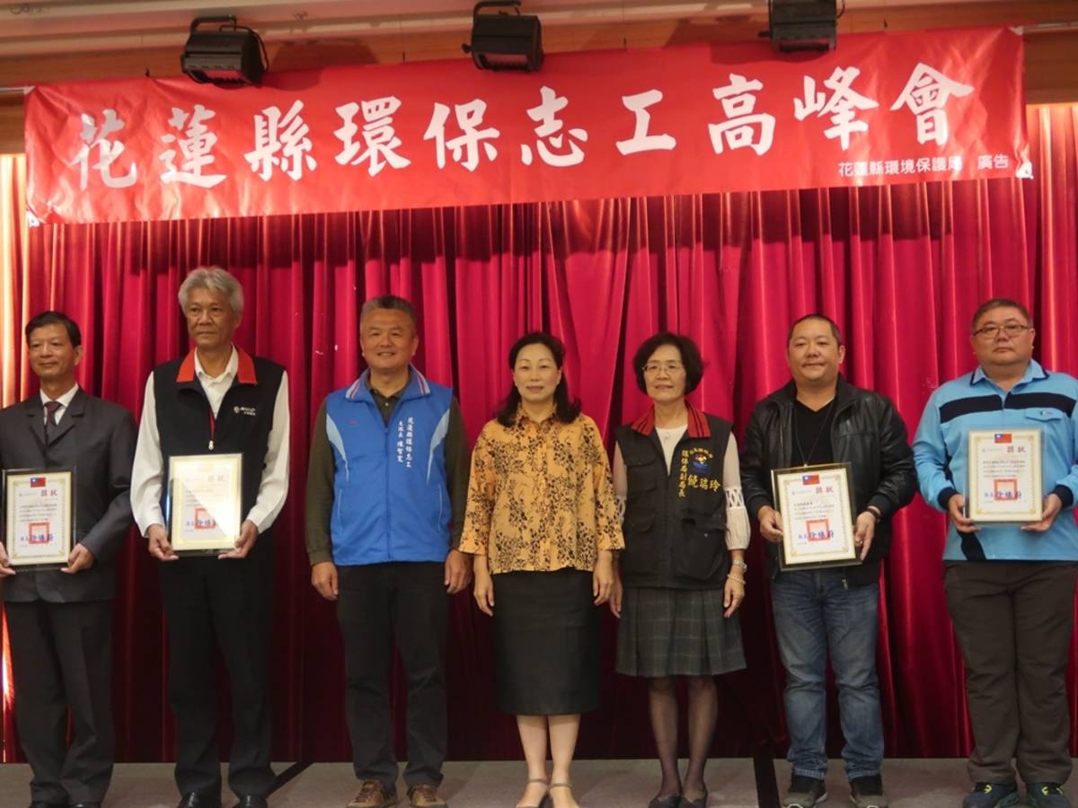 縣長(中)表揚績優單位