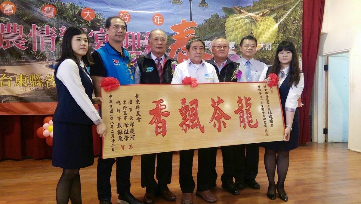 鹿野農友林耀精（中）獲全國十大神農獎。