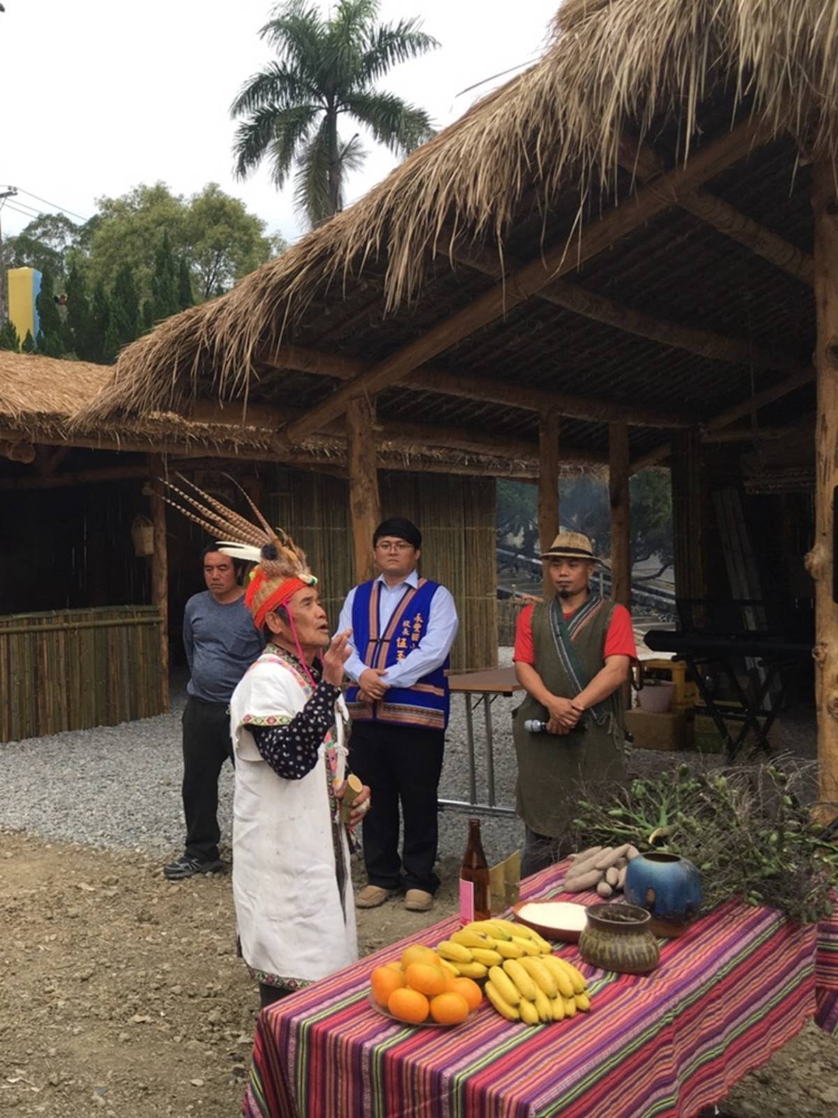 耆老為傳統屋落成祈福