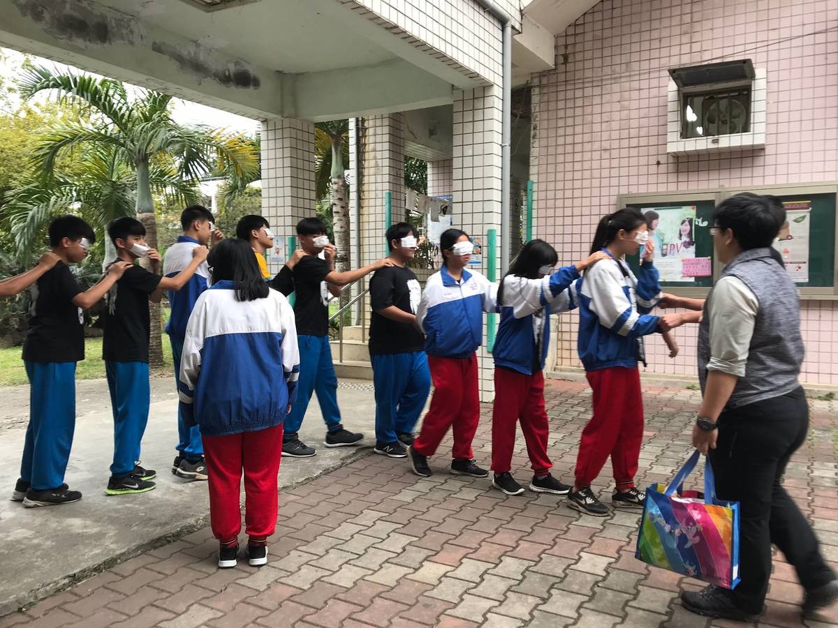 「蒙眼遊戲」信任領導者
