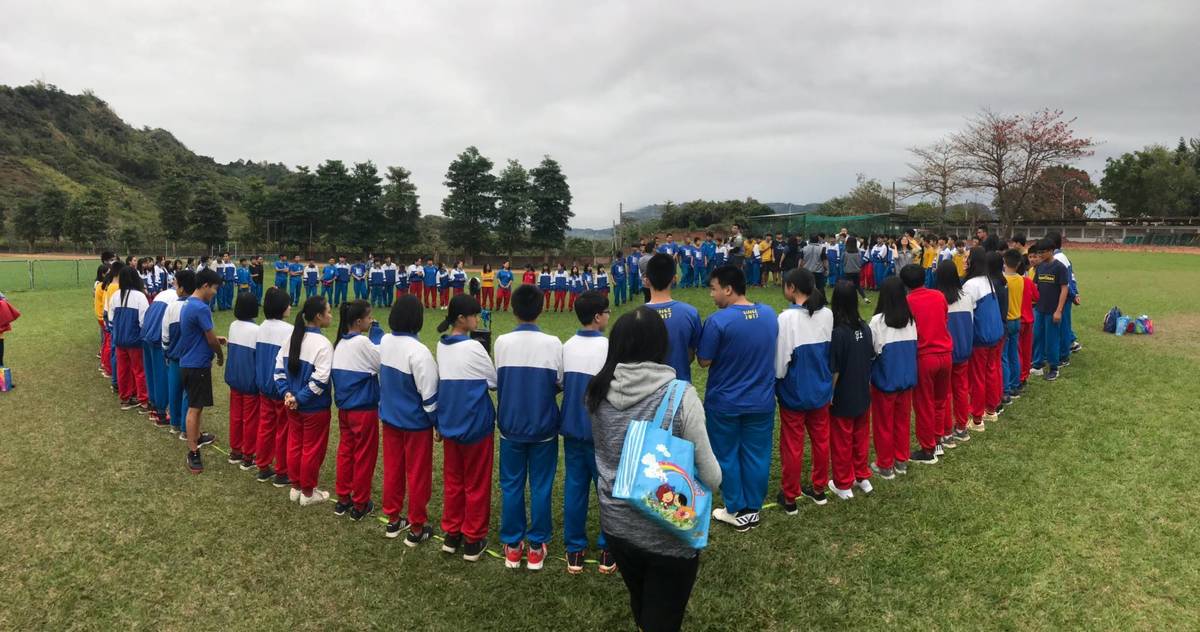 全校師生在操場體驗活動