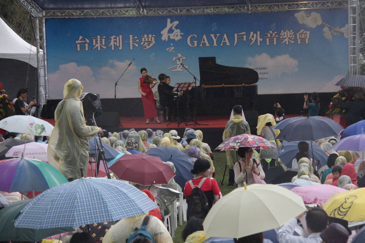 利卡夢梅之宴音樂祭吸引上千名樂迷湧入，冒雨欣賞國際級音樂饗宴。
