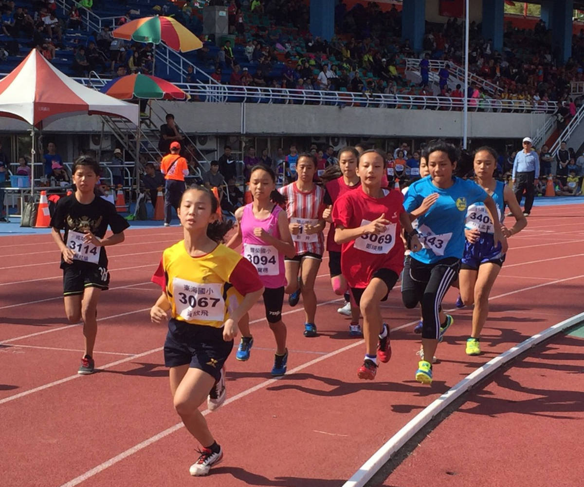 在中小學運動會上，小選手們全力衝刺。
