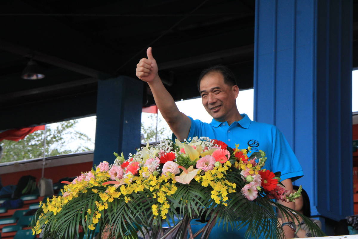 副縣長張志明在開幕典禮中，向選手們比出加油的手勢。