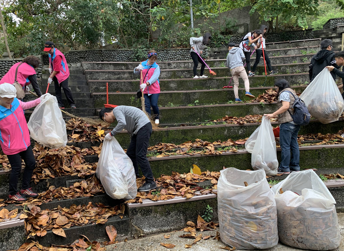 救國團臺東縣團委會動員青年學生及義工參與關懷環境公益活動，進行鯉魚山淨山服務。