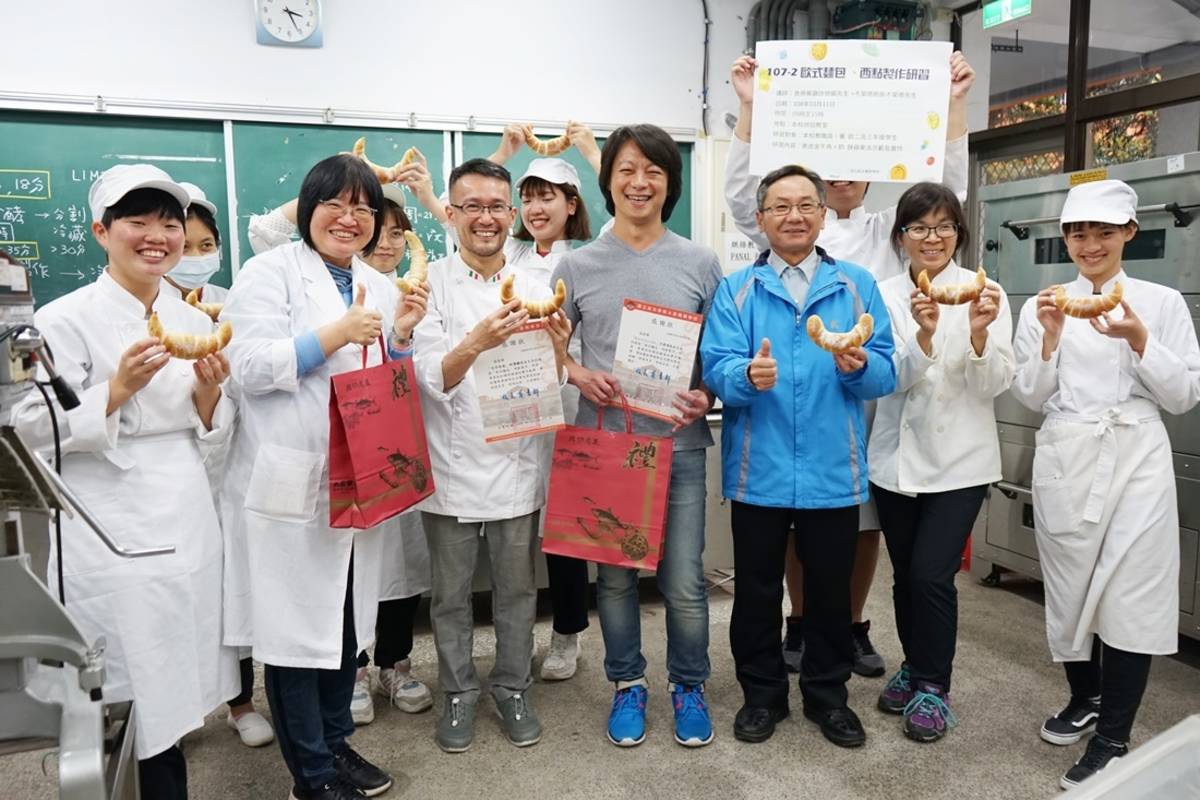 成功商水師生與麥寇阿焙(前排左3)、不萊嗯(前排左4)合影.JPG