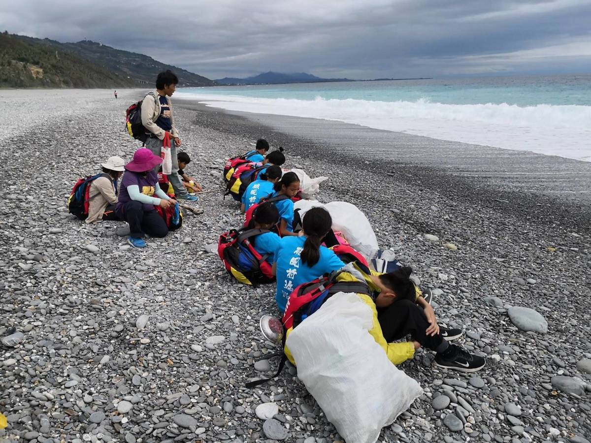 走讀旅程中，學生們各自分配欲撿拾的海洋廢棄物，再帶回學校整理、紀錄。