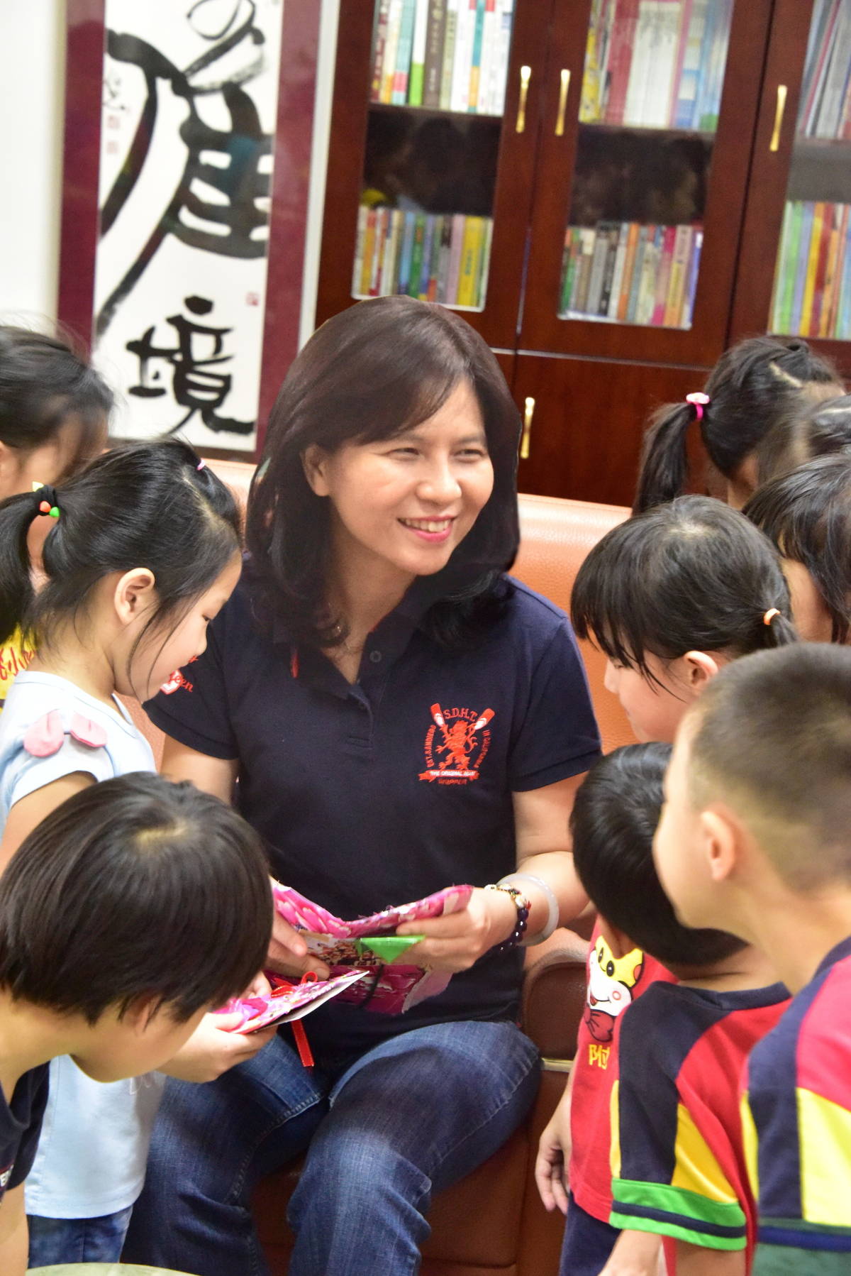 「只要愛得夠深，沒有什麼不可能！」這是吳雅芬的治校名言。