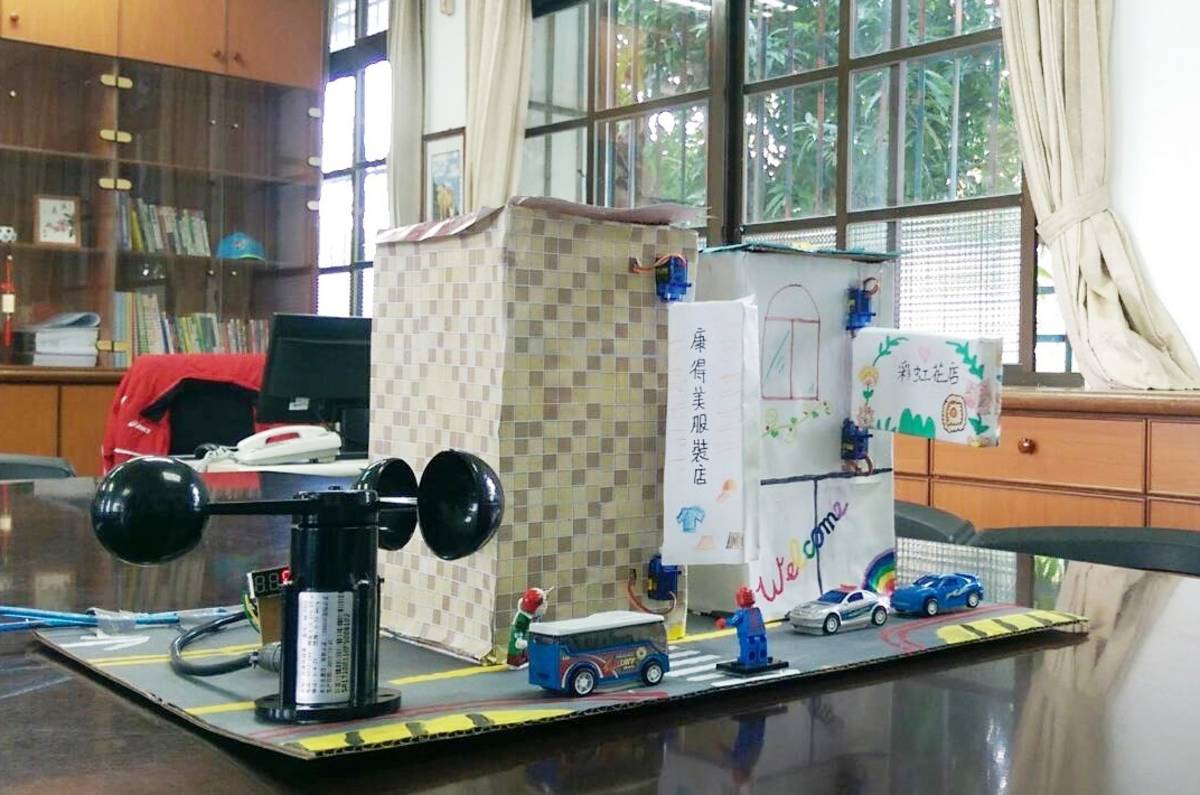 東康樂國小學童自編程式設計出「廣告招牌收納神器」，當風速達到一定程度，馬達就會啟動自動將招牌收合，避免遭強風吹落。